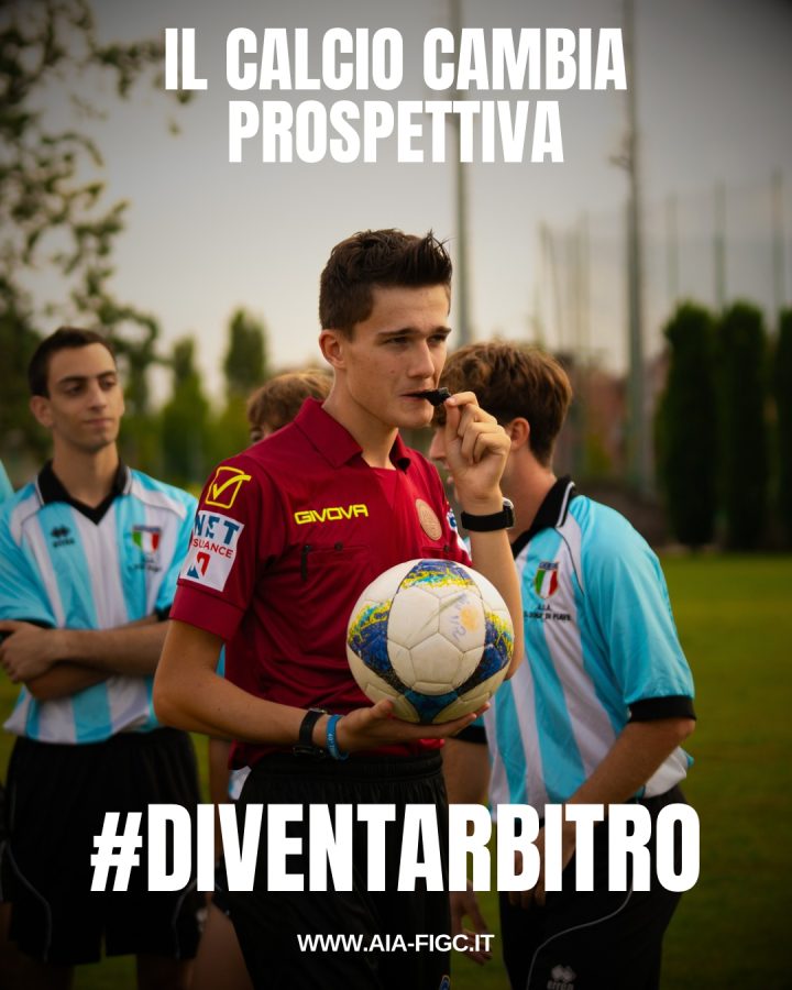 Campagna AIA "Il calcio cambia prospettiva": un giovane arbitro con fischietto e pallone prima della gara