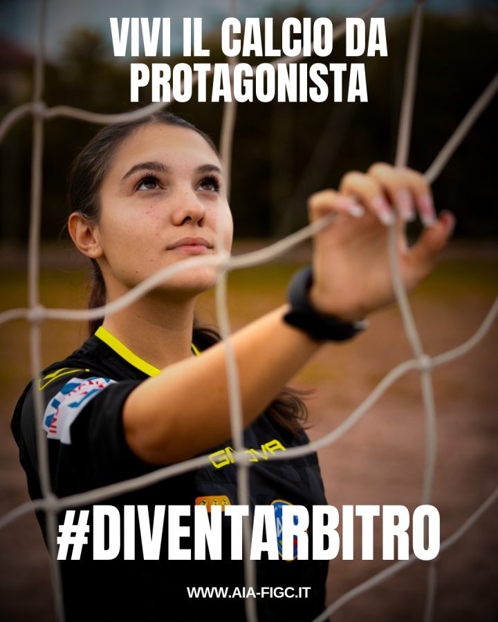 Campagna AIA "Vivi il calcio da protagonista": una giovane arbitra dietro la rete della porta