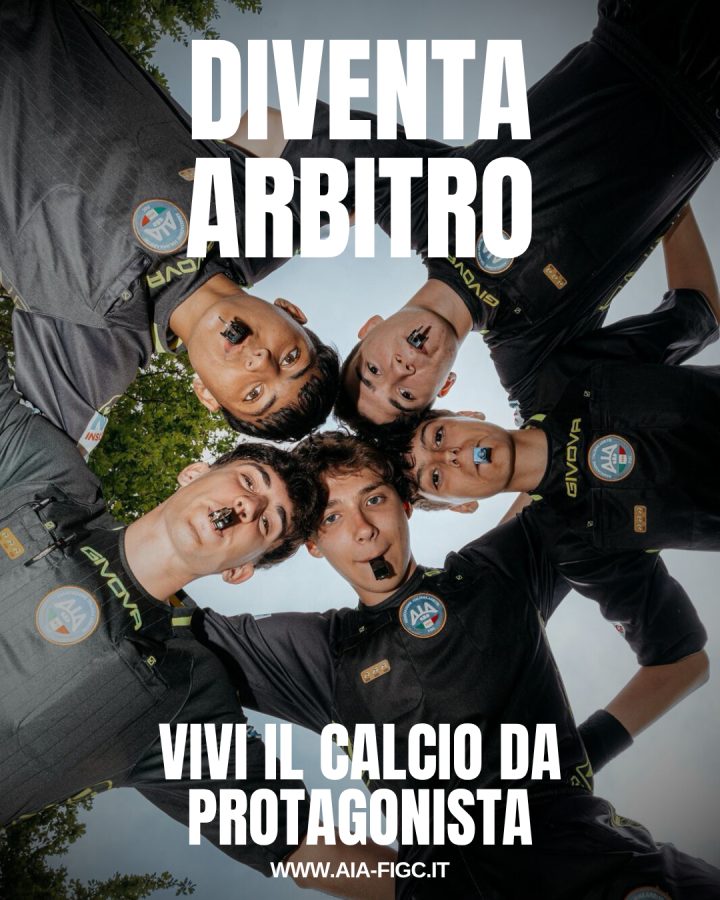 Campagna AIA "Diventa arbitro": un gruppo di giovani arbitri in cerchio