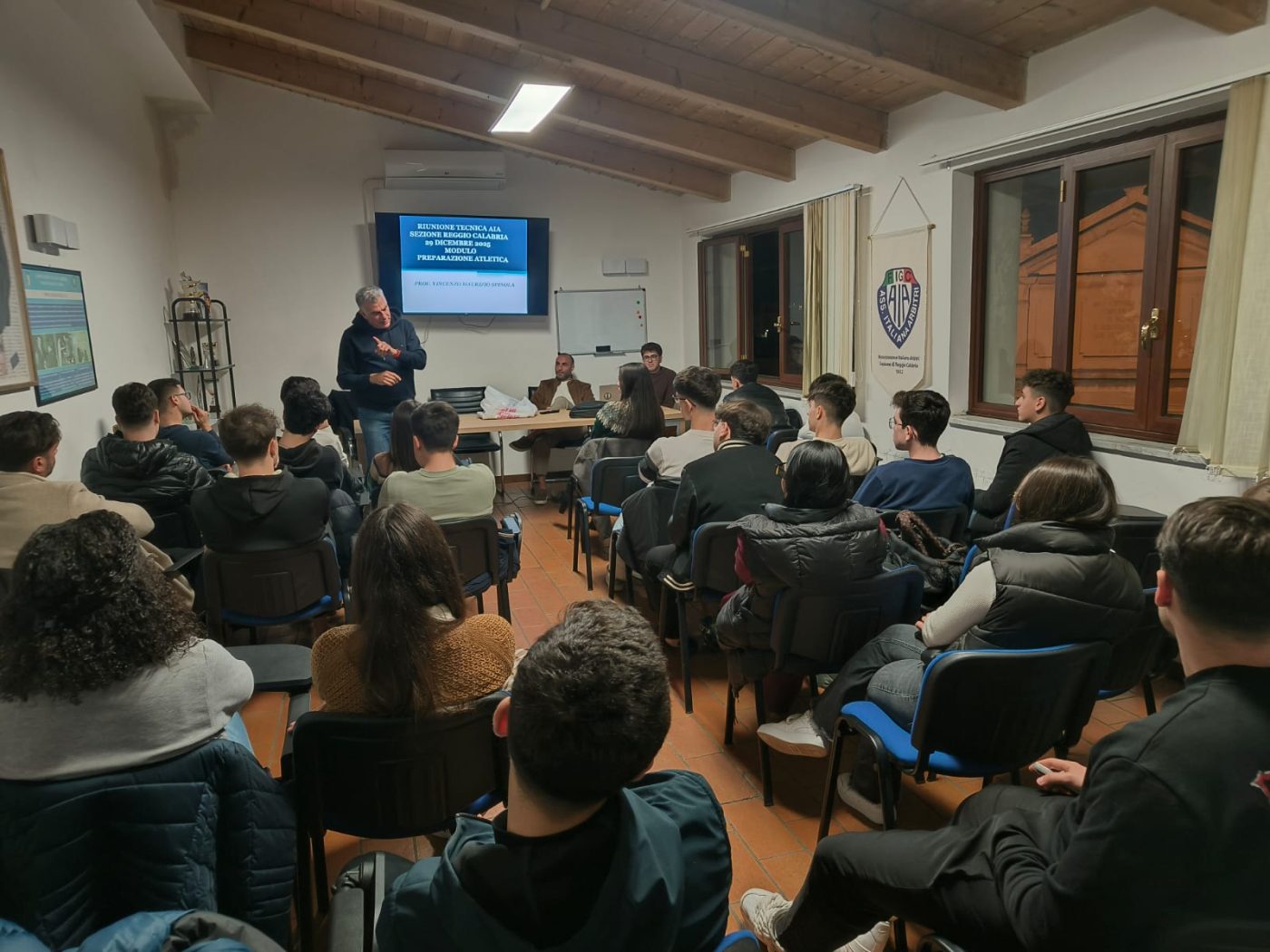 Gli associati della Sezione durante una riunione tecnica nella sala sezionale